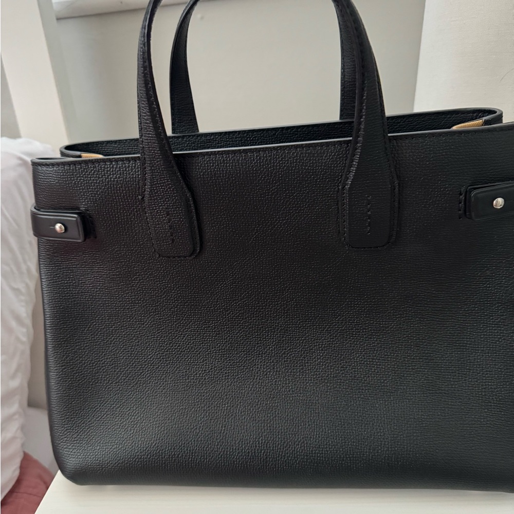 Burberry bag with small stitch issue on corner of bag. See pictures. - Picture 4 of 5